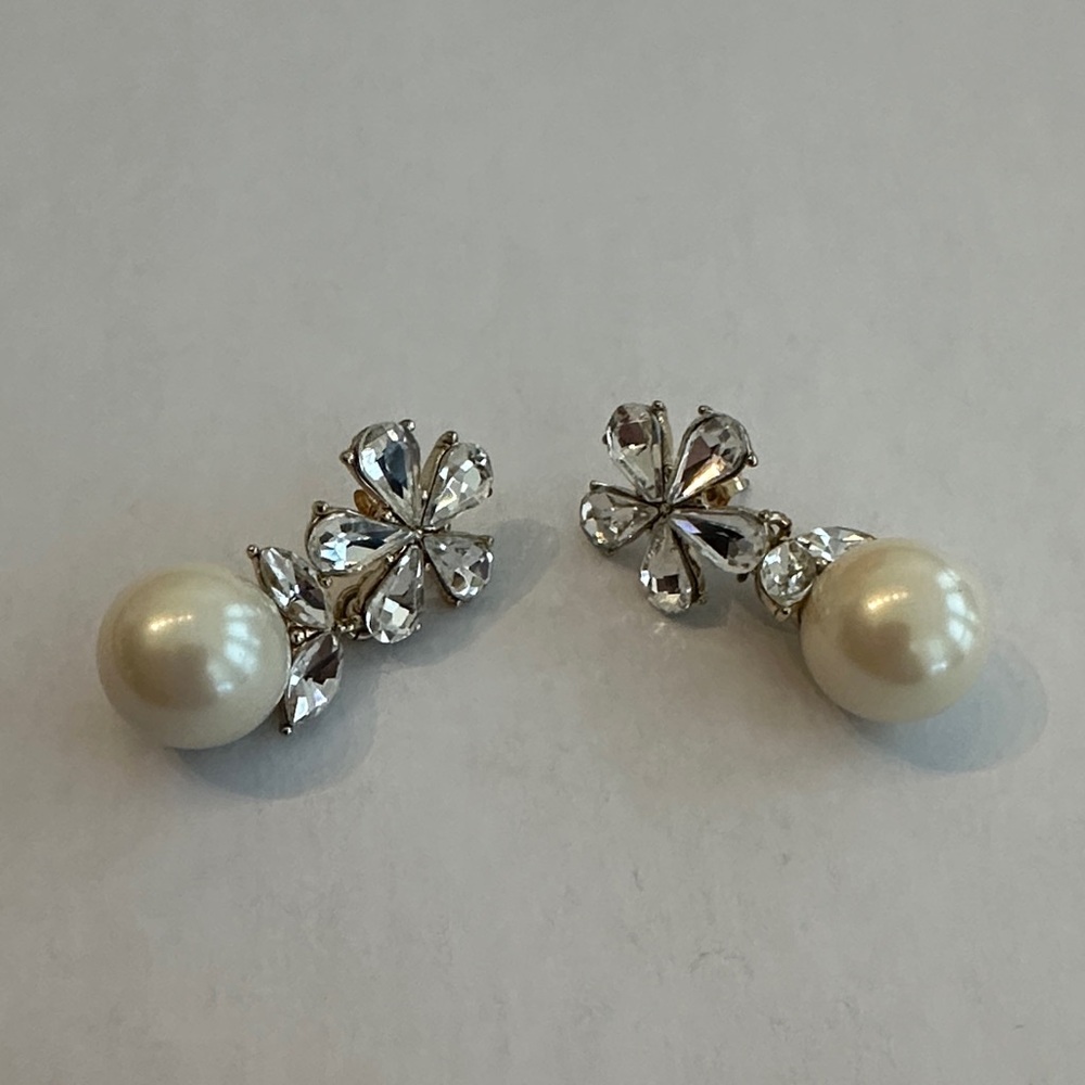 Lustrous Pearl and‎ Crystal Drop Earrings Costume Jewelry